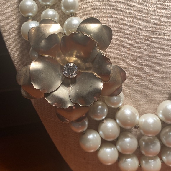 Betsey Johnson Graduated Pearl Necklace with Diamanté & Gold-tone Flower Detail. - Picture 2 of 7